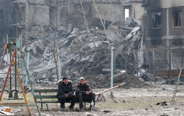 Украинцы напротив разрушенного дома / фото: Ukrainian World Congress