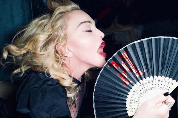 Мадонна злилася в пристрасному поцілунку з дуже молодим коханцем: "Не могла б зробити цього без підтримки"