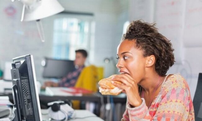 Кушать возле компьютера вредно для здоровья