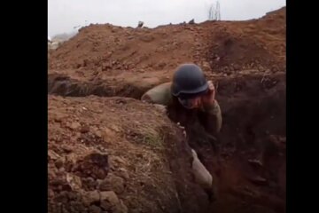 Воины ВСУ в окопах. Фото: скриншот Youtube