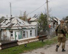 Путінські вбивці розтягують по цеглині останні будівлі Донбасу