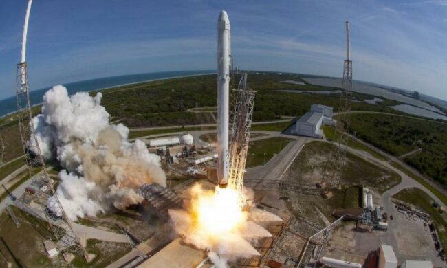 Перша ступінь Falcon 9 успішно повернулась на землю