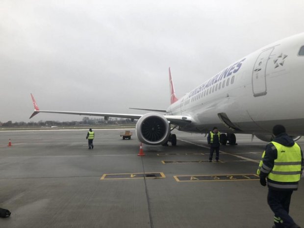 Переповнений Boeing екстрено приземлився в Одесі: прощалися з життям