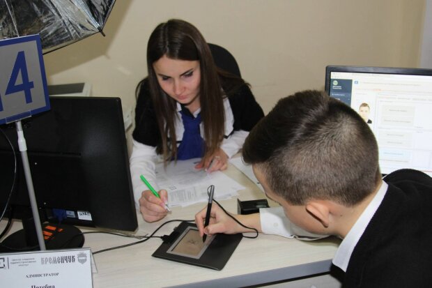 Українці позбудуться паперових паспортів назавжди: коли та як видаватимуть документи нового зразка