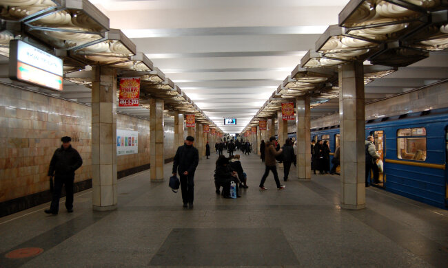 В киевском метро мужчина "нырнул" под поезд, очевидцы вскрикнули - чем закончился кошмар