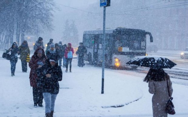 Потужний вітер знеструмить українські міста і паралізує рух транспорту
