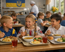 Школьники за обедом в школьной столовой