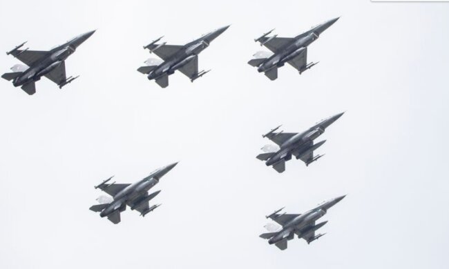 Льотчики-винищувачі з країн НАТО були попереджені про невідомий літак