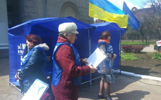 Друзья Януковича поставили в Мариуполе палатки "русского мира"