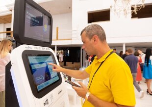 Человек работает с терминалом. Фото: EasyPay