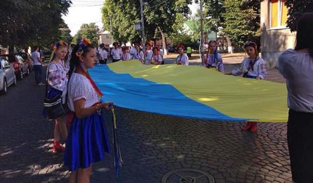Грандіозний "парад вишиванок" пройшов у Мукачевому (фото)