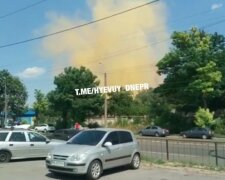 Из завода в Днепре валит жёлтый дым, люди в панике: "Радиация?"