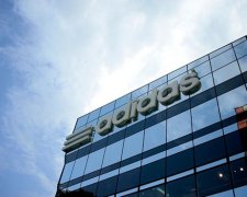 С 2016 года кроссовки Adidas будут шить роботы