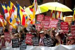 Сотні буддистів протестували проти поїздки Далай-лами в Англію