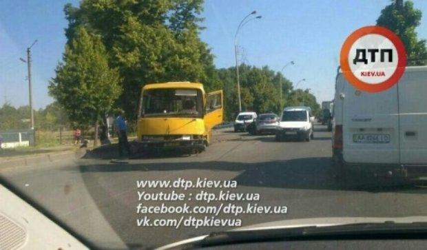 На Киевщине Honda врезалась в маршрутку