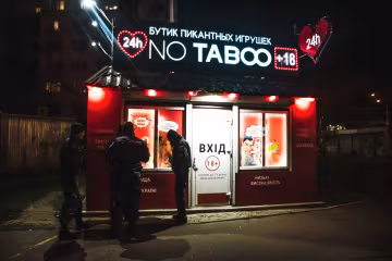 У Києві хлопець прийшов у секс-шоп з пістолетом, фото Інформатор