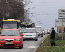 Пішоходи та дорога, фото з вільних джерел