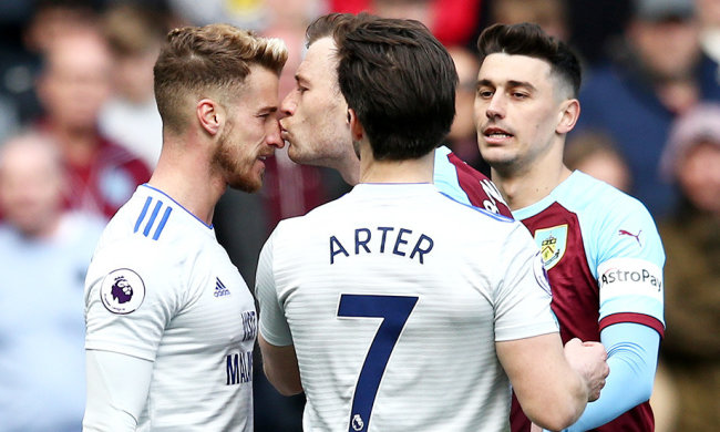 Футболіст поцілував суперника під час матчу і поплатився тієї ж миті: відео