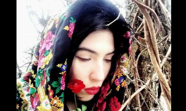 Хмельничанки в украинских хустках заворожили сеть: "Невероятные красавицы"