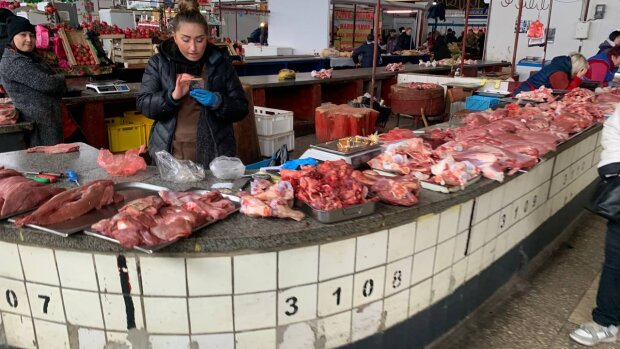 Мясо на рынке, фото знай.ua