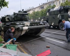 За водкой на танке: ошалелый россиянин закатил "праздник года", нелепейшее ДТП мира попало в кадр