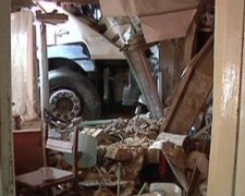 Родина вже десять днів живе з вантажівкою у будинку