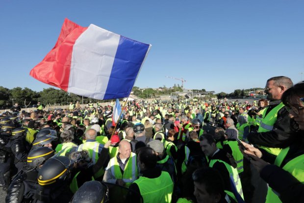 Хвиля протестів "жовтих жилетів" накрила ще три міста: в небезпеці Версаль, Макрон і нові вибори