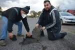 Украинцы возмущены качеством новых дорог: асфальт можно оторвать прямо руками