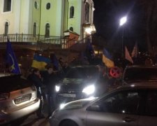 Активісти Автомайдану не випускають Насірова з суду