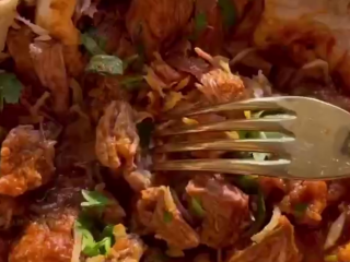 Ніжне томлене пряне м'ясо, кадр з відео