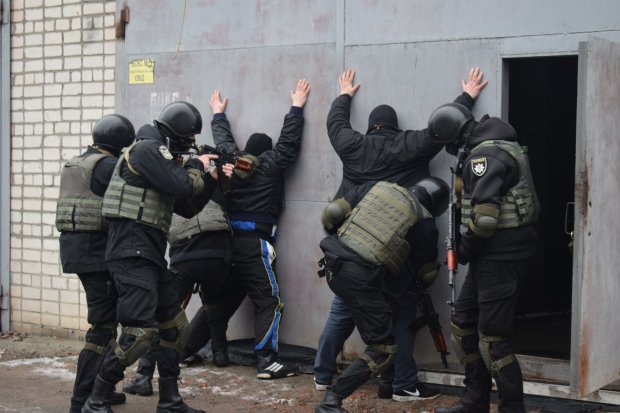 Розлючені українські копи напали на ромів: в хід пішли біти і шашки
