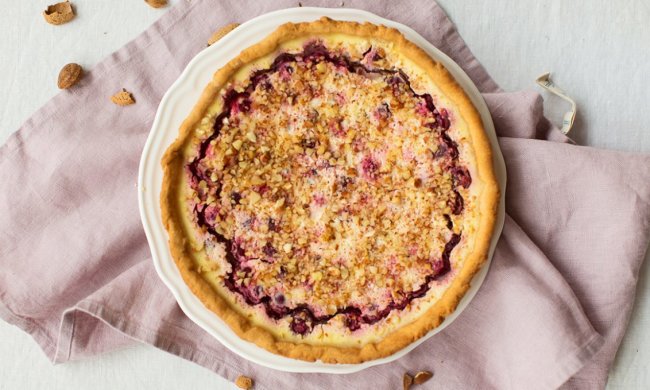 Пальчики оближеш: сметанний пиріг з вишнею та мигдалем