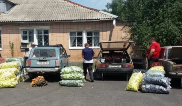 На Луганщине незаконно везли восемь машин овощей для "ДНР" (фото)