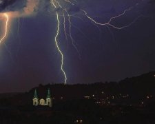 Буревій у Львові розвернув літак з туристами