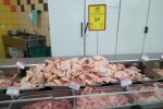 Фанатка Зеленського? Дніпрянам згодували "позеленілу" курку, фото не для гидливих