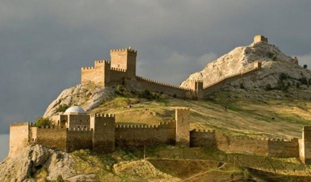 Одна з веж Генуезької фортеці  впала в окупованому Криму 