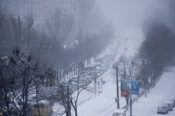 Снігопади паралізували Київ: повна карта заторів
