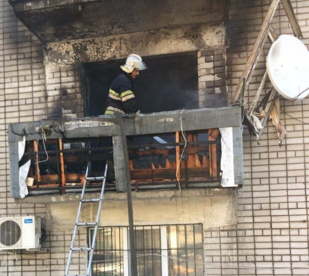 Під Дніпром вибух струсонув багатоповерхівку — впали стіни, будівлю поглинуло полум'я