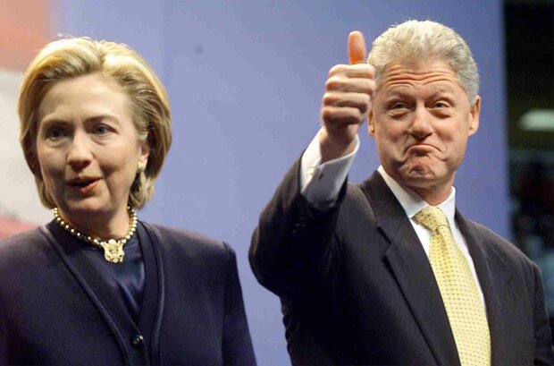 У будинку мертвого мільярдера знайшли Білла Клінтона в сукні Хілларі: епічні кадри