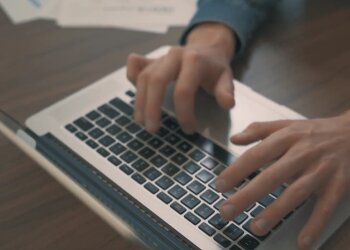 Ноутбук. Фото: скрин youtube