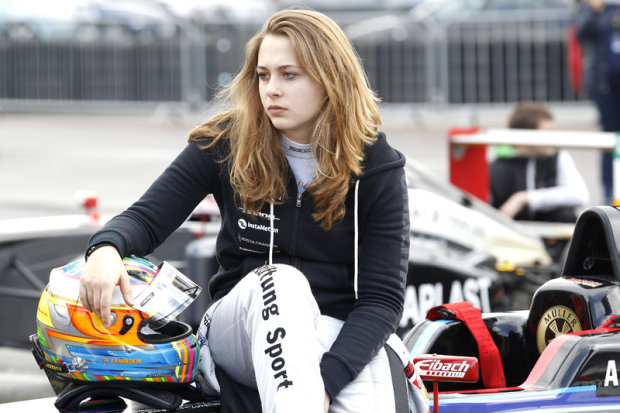 Юна гонщиця Формули-3 потрапила в моторошну аварію: відео