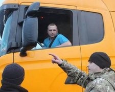 На Закарпатті блокують 12 російських вантажівок (фото)