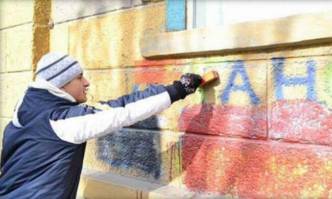 Луганские вандалы нагло уничтожают украинскую символику (фото)