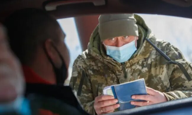 Проверка документов на границе, фото из свободных источников