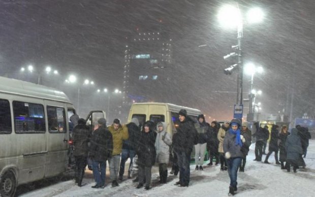 Фото из украинского троллейбуса отлично характеризуют ситуацию в стране