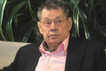  Актора Караченцова відпустили додому