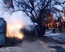 Mercedes врізався у стовп та ледь не згорів (фото, відео)
