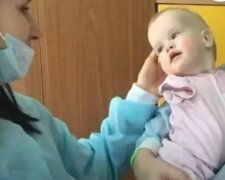 Маленька Василина народилася без рук, рідна мати навіть не глянула - знайшла щастя в чужій родині