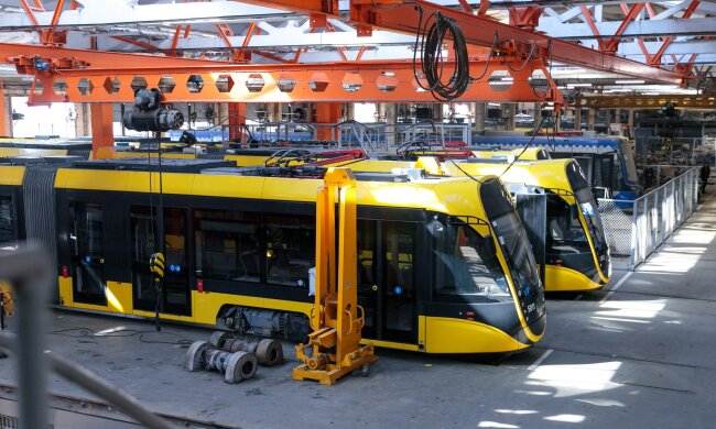 Пошкоджені трамваї PESA у депо імені Шевченка після ракетного удару