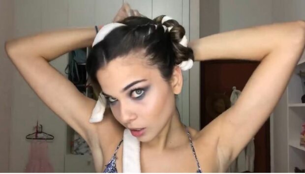 Девушка решила накрутить волосы поясом, скриншот: YouTube
